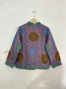 Chaqueta Bohemia para Mujer con Bordado Suzani, Chaqueta Corta de Algodón Gris Hecha a Mano con Diseño Floral Multicolor - Product Image 4