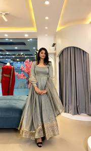 ชุดเดรส Anarkali ทรงบานประดับลายปักไหมแบบ Crunchy Silk พร้อมกางเกงผ้าไหมเข้าชุด ผ้าคลุมไหล่ขอบลูกไม้ พร้อมสวมใส่ (HHI 547) - Product Image 1