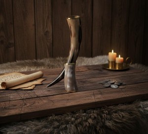 Corne à boire avec support, tasse en corne naturelle faite à la main, style traditionnel, pièce décorative pour la maison ou le bar - Product Image 1