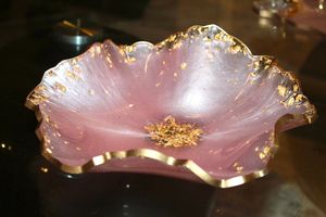 ถาดเสิร์ฟเรซิ่นสีชมพูขนาดใหญ่ งานฝีมือเหนือกาลเวลา ล้างทำความสะอาดได้ ปรับแต่งได้ พร้อมตกแต่งด้วยเกล็ดทองคำวาดด้วยมือ - Product Image 3
