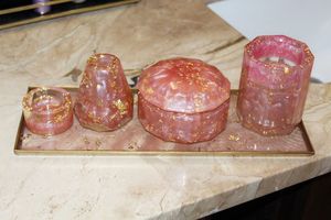 Juego de Accesorios de Baño de Resina Ecológica Hechos a Mano con Bandeja, Taza y Portavasos Pintados a Mano en Rosa y Dorado - Product Image 4