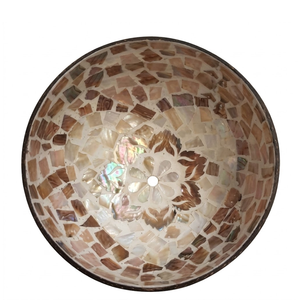 Tazón de cáscara de coco con detalles tallados tradicionales, acabado pulido ecológico para uso diario en la cocina. - Product Image 2