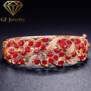Bracelet jonc ajouré victorien de forme ovale avec rubis et accents de diamants en or rose 18 carats, bijoux fins de luxe vintage - Product Image 5