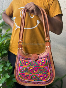 Sac à Bandoulière en Cuir de Chèvre Fait à la Main, Réel Vintage, Broderie du Rajasthan, 9x11 Pouces - Product Image 2