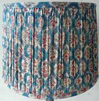 Abat-jour cylindrique en tissu traditionnel avec motif floral bleu et rose, accessoire de lampe fait main