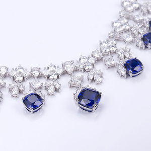 Parure Collier et Boucles d'Oreilles en Diamants de Laboratoire de Luxe, Taille Coussin, Sertissage Griffe, Certifiée IGI, Plaqué Or Blanc 925, Pendentifs Breloques - Product Image 4