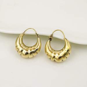 Boucles d'oreilles créoles en laiton plaqué or Sunil Jain, style vintage, bijoux de mode unisexe du Rajasthan, cadeau - Product Image 2