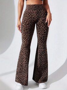 Pantalones con estampado de piel de leopardo, de cuatro costuras, estilo flare, teñido, con botones y detalles fruncidos, ideales para un look de fin de semana. - Product Image 3