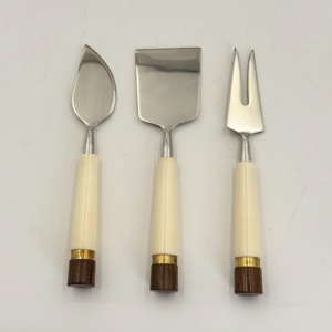 Nuevo Producto: Juego de 3 Cuchillos para Queso de Acero Inoxidable con Mango de Resina Blanca, Acabado Espejo, Nuevo Diseño al Precio Más Bajo en India - Product Image 1