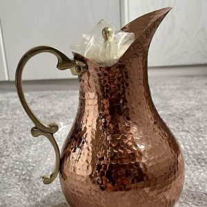 Jarra de cobre de diseño minimalista con tapa y juego de vasos de metal para servir agua y jugo, duradera, reutilizable, para cocina y comedor. - Product Image 1