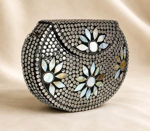 Pochette de soirée de luxe ronde en métal avec doublure en velours, incrustation de perles et chaîne décorative pour fêtes et mariages - Product Image 2