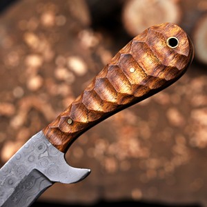 มีดคาวบอยเหล็กดามัสกัสตีขึ้นรูปด้วยมือ ด้ามไม้พะยูง พร้อมปลอกหนัง  แบบฟูลแทง ใบมีดคงที่ รับผลิตตามสั่ง (OEM) สำหรับพกพาประจำวัน (EDC) - Product Image 3