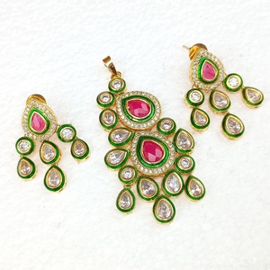 Conjunto de Collar y Pendientes de Latón Chapado en Oro con Rubí CZ - Joyería Nupcial India de Bollywood - Product Image 2