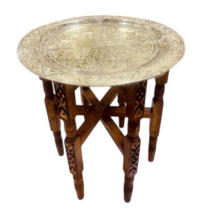 Table basse marocaine artisanale en laiton gravé avec plateau et base pliante en bois, meuble d'appoint pour la décoration du salon, en promotion - Product Image 1