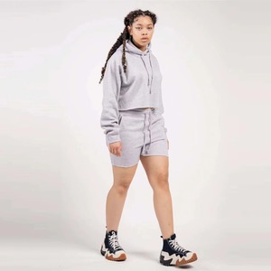 Ensemble deux pièces personnalisé pour femme : crop top à capuche zippé et short, en coton respirant, idéal pour l'hiver, avec logo imprimé, couleur unie, fabrication OEM - Product Image 2