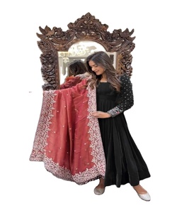 Conjunto de Tela de Rayón Tradicional de Kanchipuram con Dupatta, para Fiestas y Eventos, Precio de Mayoreo - Product Image 1