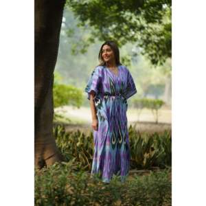 Vestidos de Mujer The Quince Life Ikat Bonbon Kaftan con Estampado Ikat Único, Elegantes y Femeninos - Product Image 4