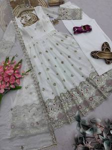 Ensemble Anarkali brodé blanc avec dupatta, coupe ample, tenue traditionnelle indienne et pakistanaise pour mariage, longueur cheville, manches longues pour femme - Product Image 4