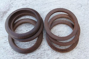 Collection de bracelets en bois faits à la main Craft Emporium Exports, comprenant des bracelets épais avec incrustations en laiton poli à la main, collection boutique - Product Image 2