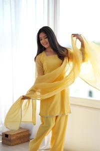 Conjunto de Kurta Amarillo de Seda Crujiente con Bordado de Diamantes Siroski, Dupatta de Encaje Elegante y Salwar Completamente Cosido - Vestido Étnico de Seda Amarilla - Product Image 2