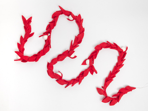 Guirlande de la Saint-Valentin en feutre et laine rouge, 100% laine, fabriquée à la main de manière éthique, décoration de cheminée - Product Image 4