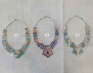 Collares de estilo étnico con incrustaciones de piedras multicolor sobre metal blanco - Product Image 2