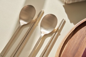 NOBBAN Set di Cucchiai e Bacchette Tradizionali Coreani con Motivo a Fiori di Prugna per Regali Turistici, Patrimonio Culturale Reale - Product Image 2