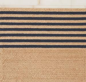 Tapis en jute tissé à la main à rayures noires, style bohème campagnard, tapis en fibres naturelles, décoration de sol chic et rustique - Product Image 1