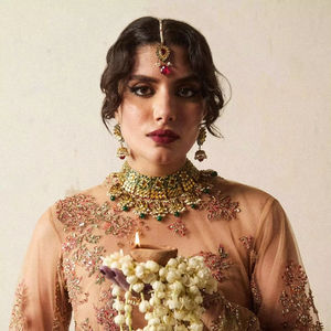 Vestido Anarkali Pakistaní Premium Plateado Metálico, Largo y Escultural, con Hombros Acolchados con Estructura Audaz y Detalles Intrincados - Product Image 1