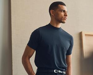 T-shirt ajusté bleu marine pour homme, col rond, manches courtes, coupe classique parfaite, idéal pour un look décontracté et élégant au quotidien. - Product Image 5