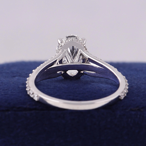Anillo de Compromiso de Diamante con Corte Oval Platino y Banda Pavé, Estilo Clásico, Certificado IGI, para Mujer - Product Image 4