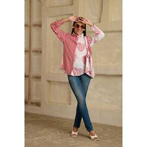 Blusa de Mujer en Oferta con Diseño de Corazones Rojos a la Mitad, Talla S, Elegante Diseño de Medio Corazón en Tela Suave - Product Image 1