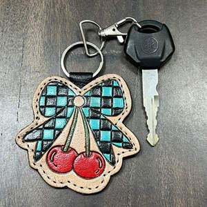 Porte-clés tendance 2026 en cuir de vachette véritable, fait main, motif cerise, design unisexe, idéal comme souvenir ou cadeau - Product Image 4