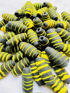 Perles de verre africaines rayées en gros |   Perles en forme de baril à rayures colorées |   Boîte à bijoux en perles de verre jaunes, noires et vertes en vrac - Product Image 2