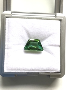 Turmalina verde natural de 6.02 quilates con corte elegante para la elaboración de joyería fina. - Product Image 4
