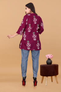 Venta al por mayor de blusas estampadas de rayón Polly para mujer, tallas M a 3XL, pedidos al por mayor para minoristas de moda y distribuidores de ropa a nivel mundial desde India. - Product Image 4