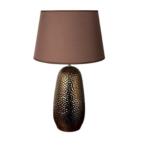 Lámpara de Mesa Moderna de Metal Martillado Ecológica con Pantalla de Tela, Tamaño Mediano, Lámpara de Noche de Lujo para Hotel - Product Image 1