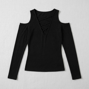 เสื้อเชิ้ตผู้หญิงแฟชั่นล้ำสมัย สีดำ คอวี แต่งเชือกผูก ไหล่เปิด ทรงเข้ารูป แขนยาว สีพื้น ผลิตโดยผู้ผลิตเสื้อผ้า - Product Image 5