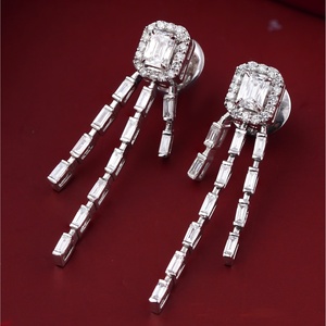 ต่างหูเพชรทรงเหลี่ยมมรกต 2.27 กะรัต เพชรเลี้ยงในห้องปฏิบัติการ ทอง 14K ประดับแพลตตินั่ม ทรงบาแกตต์ แบบห้อยระย้า เหมาะสำหรับงานปาร์ตี้ ของขวัญ ความใส VVS1 คุณภาพการเจียระไนดี - Product Image 2