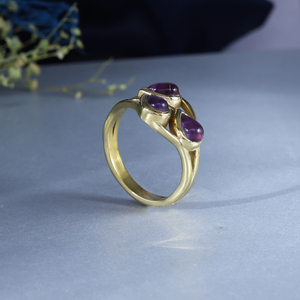 Anillo Estilo Jardín con Trío de Hojas de Amatista |   Anillo de diseño floral chapado en oro sobre latón - Product Image 3