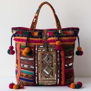 Bolsa con estampado de bloques sostenibles Boho Chic para vacaciones de verano Diseño de bolsa de embalaje con detalles cosidos a mano - Product Image 1