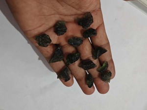 Pierres précieuses de Moldavite brute faites à la main, pierres brutes vertes naturelles, fournitures de fabrication de bijoux en cristal, vente en gros - Product Image 1