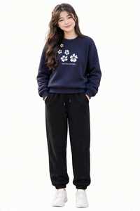 Conjunto Deportivo para Mujer, Sudadera con Cuello Redondo y Estampado Floral Azul Marino y Pantalones Jogger Negros - Product Image 4