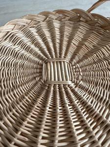 Grand plateau rond en rotin, idéal pour une présentation en centre de table sur une table à manger ou une table basse, avec des bougies ou des objets décoratifs. - Product Image 4