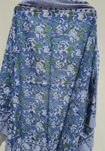 Envílase en un estilo sin esfuerzo con un sarong estampado a mano, hecho de 100% algodón suave. Ligero y perfecto para el verano. - Product Image 3