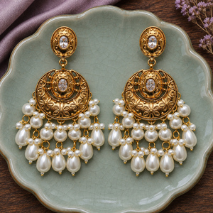 Pendientes Chandbali de Perlas Chapados en Oro Grabados de Primera Calidad, Nivel de Fábrica - Product Image 1