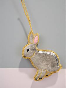 Décoration suspendue mignonne en forme de lapin Zari |   Ornement suspendu brodé à la main de luxe | Décoration à suspendre à la porte - Product Image 1