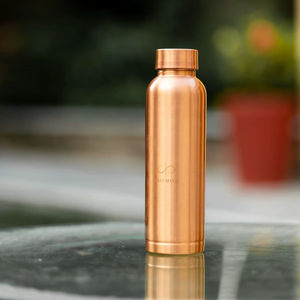 Botella de cobre que aporta una armonía natural a la rutina diaria de hidratación con un diseño equilibrado y una sensación suave. - Product Image 1