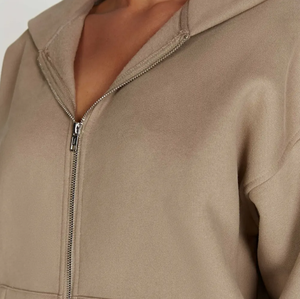 Ensemble de survêtement court personnalisé pour femme, deux pièces, tenue de détente avec personnalisation du logo, confortable et élégant - Product Image 3