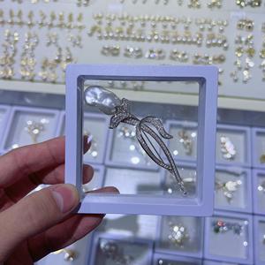 Broche Dabalok en perles d'eau douce tendance, fleur lisse pour la poitrine, avec une lumière vive et éblouissante, peau transparente - Product Image 2